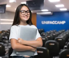 Aluna em espaço da UNIFACCAMP